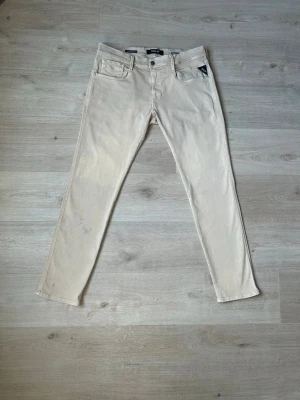 Beiga replay Anbass Hyperflex Jeans W34 L32 - Fina Replay Jeans i beige färg. Jeansen är i  bra skick och sparsamt använda. |  Äkta som allt annat jag säljer! ✅ |  Storlek: W34 | Skick: Bra Skick - någon liten fläck (SE SISTA BILD) | Färg: Beige | Märke: Replay | Modell: Jeans |  Hör gärna av dig vid frågor så svarar jag så fort jag kan! 😁|   (Sku - 37)