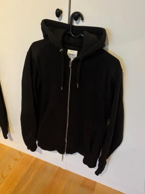 Svart zip hoodie - Säljer en svart zip hoodie från Rebel i storlek M. 