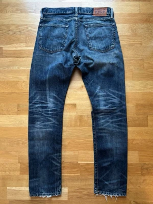 Ralph Lauren Jeans Sullivan Slim (W31) | Premium denim med grym patina | Archive - Grymma Polo Ralph Lauren jeans med sjukt snygg tvätt. 🧵 Märke & Modell: Polo Ralph Lauren – Sullivan Slim. 📏 Storlek & Passform: W31 L32, slim fit. 🧩 Material: Mjuk denim i 100% bomull. 📐 Mått: Midja 42 cm, innerben 80 cm, ytterben 105,5 cm. ✅ Skick: 9/10, mycket fint skick, slitningar är fabriksgjorda. ✨ Detaljer: Snygga fades och slitningar samt fina detaljer invändigt. 🧍‍♂️ Referens: Passar 185–189 cm (modellen är 189 cm). Priset kan diskuteras, buda gärna!‼️Skickas samma dag/senast dagen efter‼️