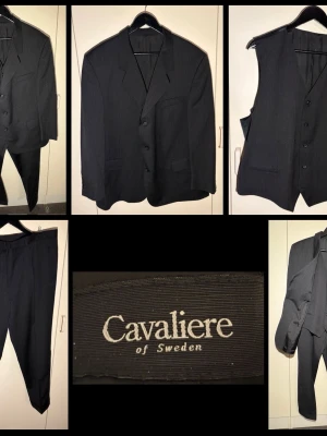 Antracitgrå kostym från Cavaliere - 3-delad kostym i ytterst gott skick. Använd endast vid ett fåtal tillfällen. Kemtvättad. Säljes pga viktuppgång. Märke:Cavaliere of Sweden Material:100% Ull med innerfoder av Viskos. Färg:Antracitgrå Storlek: Kavaj: D108 (omkrets 120 cm, ärmhåla till kant 40 cm, nacke till botten 80 cm) Väst: XL (omkrets 110 cm) Byxa: 108 (omkrets 105 cm, från gren till botten 78 cm) OBSERVERA! Med reservation för felmätning. Jag är 176 cm lång, och när kostymen passade mig vägde jag cirka 90 kg