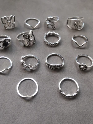 14 st ringar  - 14 st ringar med olika former och mönster. Materialet är alloy. (#631)