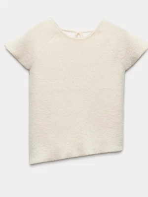 Vit fluffig topp med knyt i ryggen - Supersöt vit topp i fluffigt material med korta ärmar och snygg knytning i ryggen.  Strl M men passar mig som har S!