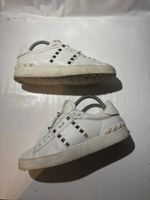 Valentino skor  - Hej! Säljer nu mina skor från märket Valentino, storlek 38.5 bra skick, allt på bilden ingår. Tveka inte på att höra av dig om du har frågor eller funderingar kring skorna! 