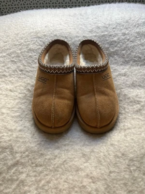 Uggs storlek 38 - Uggs köpta i Australien storlek 38. Knappt använda och i jättefint skick. Nytt pris:1650