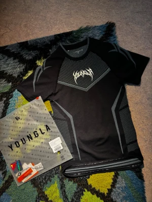 Warrior compression  - Riktigt fet warrior från youngla! Har används typ 5 gånger och är i ny skick. Säljer den för att jag inte gillar passformen👊🏼🔥 hör av er om frågor! Obs endas seriösa köpare🫡