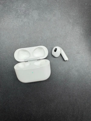 Apple AirPods gen 3 med laddningsetui - Säljer trådlösa Apple AirPods i vit färg endast höger AirPod, med matchande laddningsetui. Snygg och kompakt design i plast som är enkel att ta med sig. Perfekt för musik, poddar och samtal på språng.