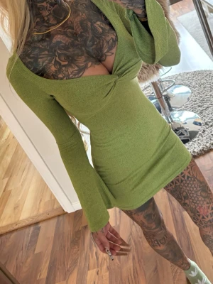 Grön klänning  - Super snygg grön klänning, dock för liten upptill på mig 🤎 ▪️ TikTok: Ginise 💫 