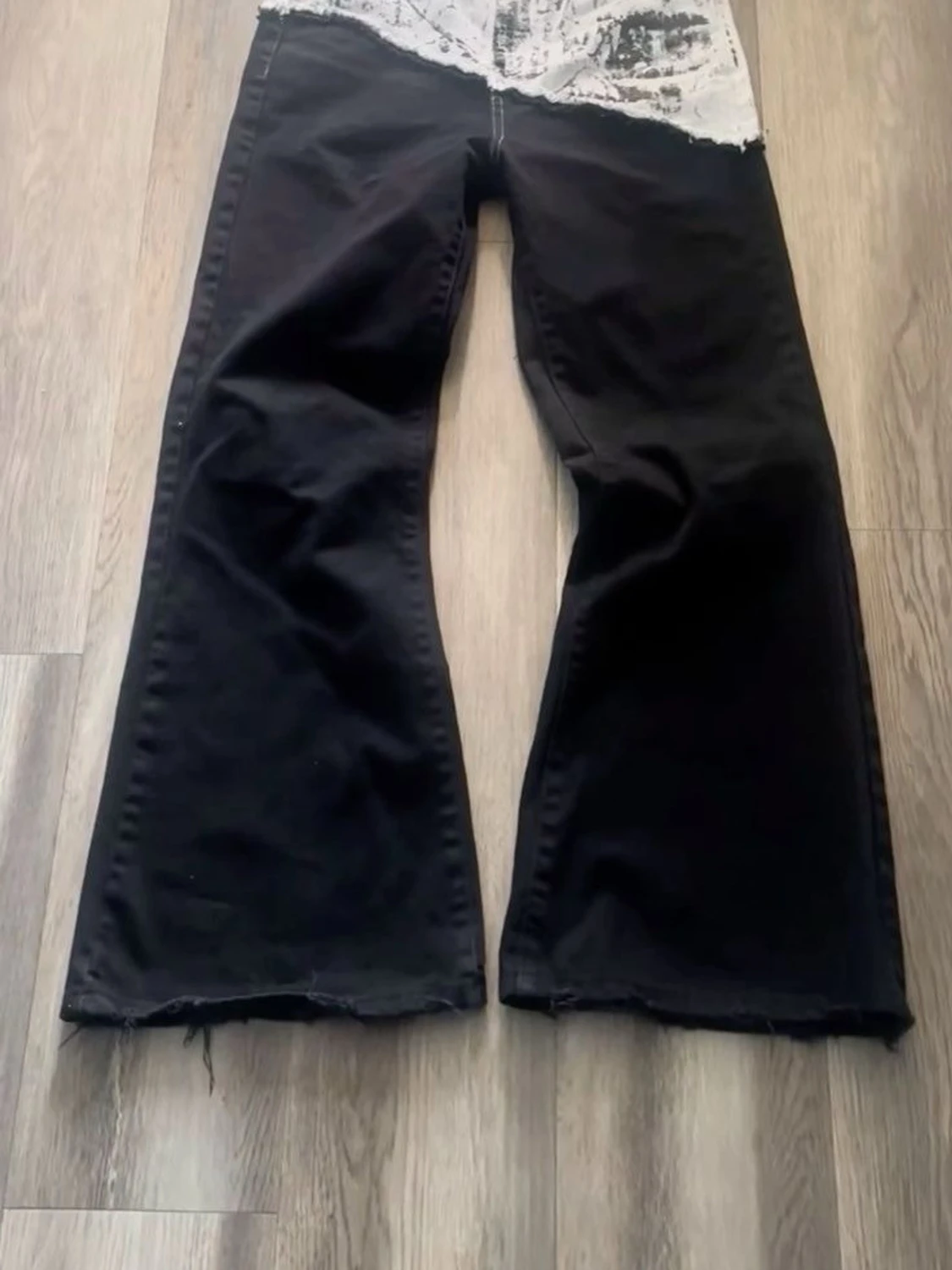 Svarta wide leg jeans med rå kant
