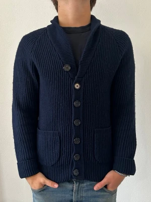JUNKDELUXE CARDIGAN  - Tja. Säljer denna stickade riktigt snygga cardigan från Junkdeluxe. Tröjan har inga tecken på användning förutom att den är lite nopprig (jag tar bort de innan jag fraktar). Använd fåtal gånger. Tveka inte på att ställa frågor!