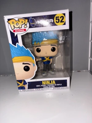 Funko Pop! Ninja #52 vinylfigur - Cool Funko Pop! Icons Ninja #52 vinylfigur med blått hår, gul pannband och blå kläder. Perfekt för samlare eller som dekoration. Kommer i originalförpackning med fönster.