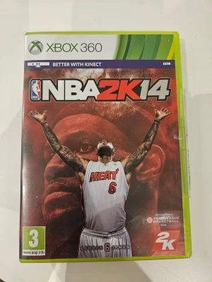 NBA 2K14 till Xbox 360 - NBA 2K14 till Xbox 360 är ett basketspel med LeBron James på omslaget. Spelet har en grön plastbox och är utvecklat av 2K Sports. Omslaget är rött och svart med NBA-loggan och spelet stödjer Kinect. Perfekt för dig som gillar sport och basket.