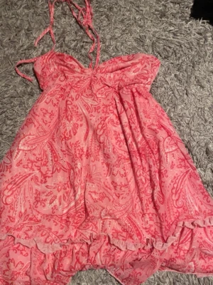 Rosa sommarklänning  - Andvänd den en gång. Har sytt in på båda sidorna vid midjan så att den inte skulle se så bredd ut. Har ringat in på andra bilden vart jag sytt.  Passar som S