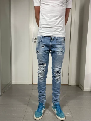 Replay Anbass Jeans - Säljer nu dessa Replay Anbass Jeans med snygga slitningar i populär design, skriv för fler bilder/frågor🙌🏼