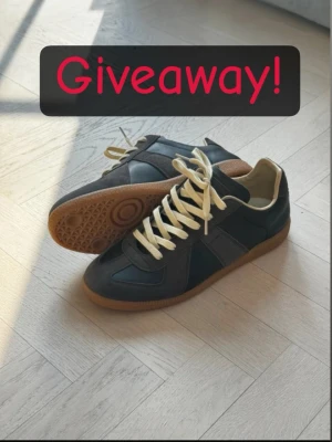 Maison Margiela svarta sneakers - Stilrena svarta sneakers från Maison Margiela med beige sula.                                       För att delta | lika inlägget | följ mig på plick | dela till minst 1 person | Vinnare lottas om 2 veckor !🤩🤩 LYCKA TILL 👏👏