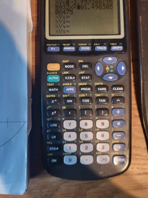 Texas Instruments TI-83 Plus miniräknare - Säljer en TI-83 Plus grafritande miniräknare från Texas Instruments. Svart plastchassi med många funktionsknappar och stor display. Perfekt för matte, statistik och programmering. Manual medföljer (dansk).