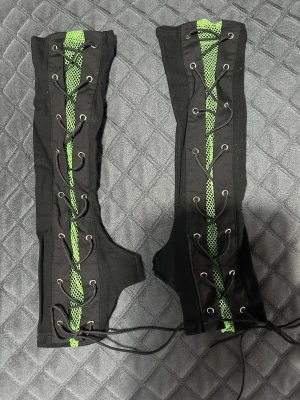 Handskar storlek onesize - Helt nya handskar med neongrön nättyg. 