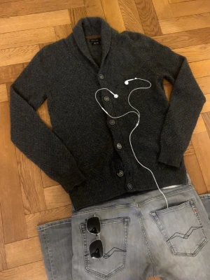 Mörkgrå kofta från Massimo Dutti - Grym kvalité förutom en av knapparna som är sönder, går så klart att byta väldigt lätt. Storleken är S, men kolla måtten så att den passar dig :)  Mått -|-  Axel: 40 cm  Längd: 70 cm  Bröst: 51 cm  Arm: 70 cm   Leverans sker dagen efter. Bara att skriva om du har några frågor :) 