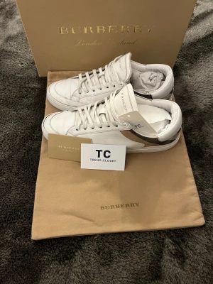 Burberry skor - Burberrys skor i storlek 42 i bra skick, tecken på användning finns men sortfarande riktigt snygga. Box,dustbags och kort medföljer vid köp. Nypris 5000kr mitt pris endast 1699kr , hör av er vid frågor. Mvh Trend closet😊🙌