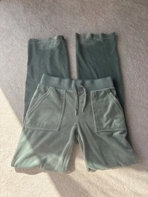 Matchagröna Juicy Couture byxor - Helt som nya, använda typ 3 gånger. Passar mig som är strl S/168 cm. Lågmidjade & nypris är 1200 kr