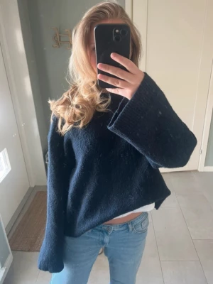 Marinblå tröja  - Marinblå stickad tröja från Gina Tricot i storlek xs men är lite oversized, fint skick