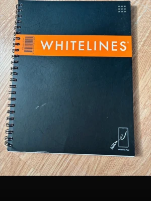 Whitelines anteckningsblock – smart sätt att digitalisera dina anteckningar -  Ett anteckningsblock från Whitelines, designat för att fungera tillsammans med deras app där du kan fotografera dina sidor och automatiskt digitalisera dina anteckningar. Perfekt för studier, jobb eller planering.  * Skriv för hand som vanligt * Skanna enkelt med Whitelines-appen * Gör dina anteckningar digitala och sparbara * Praktiskt för studenter och organiserade vardagar  * Använt vid något tillfälle * Lite märken på framsidan * Insidan är i fint skick och påverkar inte funktionen