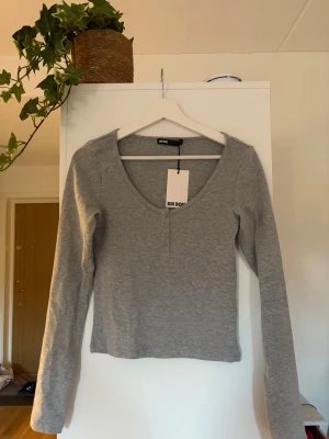 Grå långärmad tröja  - Från Bikbok. Helt ny med prislapp! Endast testad.