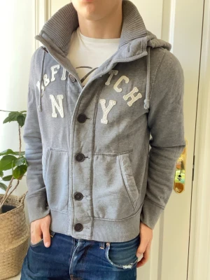 Abercrombie and fitch cardigan  - Abercrombie and fitch cardigan, Inga defekter! Modellen i bilderna är 180 cm 75 kg och bär Storlek M , Kom med frågor! 🌟 (Kan gå ned i pris vid köp av paket 😉) 