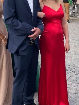 Balklänning  - Röd balklänning i storlek XS, använd en gång 