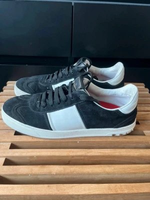 Valentino flycrew - Valentino flycrew i färgen svart. De är i ett mycket bra skick. Dessvärre så tillkommer inte boxen och därför är priset så lågt.