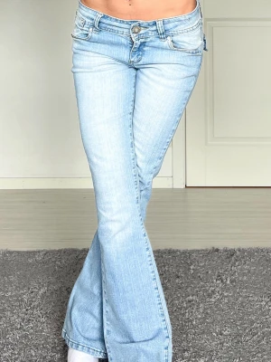 Jeans - Midjemått: 38cm rakt över, innerbenslängd: 77cm 💗