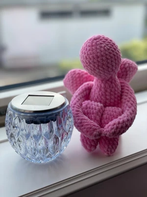 Rosa virkad ängel  - Säljer en handgjord rosa virkad sittande ängel med vingar i rundade former. Fin som dekoration eller present. 