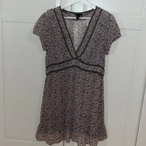 HM klänning  - En söt somrig klänning från HM. Står att det är L men den sitter fint på även mig med S men är inte tight på mig