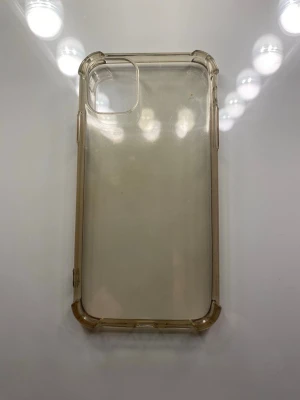 Transparent mobilskal med förstärkta hörn, iPhone 11 - Säljer ett genomskinligt mobilskal med förstärkta hörn som ger extra skydd mot stötar. Skalets material är mjuk plast eller TPU och det har en öppning för kameran. Passar dig som vill visa upp din mobil samtidigt som du skyddar den. Passar iPhone 11 och IPhone XR. 