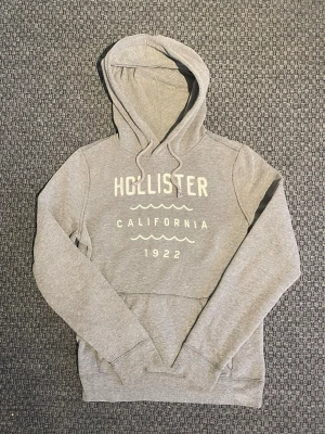 Vintage 2000s Hollister Hoodie (Sällsynt) - Säljer nu denna sjukt snygga vintage 2000s hollister california hoodie! Passar perfekt till allt och är både varm och bekväm😊 Säljs ej längre i butik och är väldigt eftertraktad 🙌 Nästintill perfekt skick! Skriv vid funderingar 📲🤝