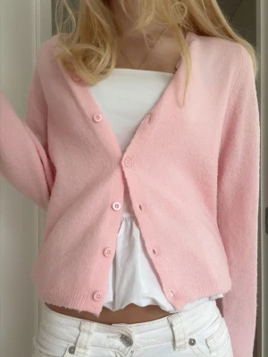 Ljusrosa kofta med knappar - Söt ljusrosa kofta. Inga defekter och inte nopprig. Storlek S 💕💕