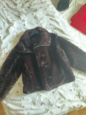 Pälsjacka gina  - Brun söt jacka från Gina Tricot i stl XS