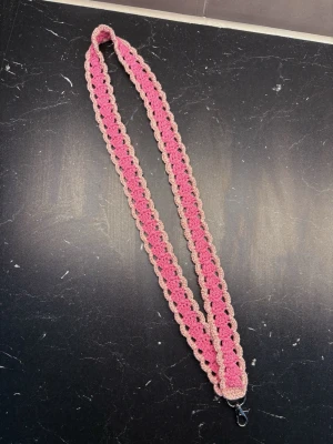 Virkad rosa nyckelband  - En rosa virkad nyckelband, blandat med glittrig rosa & vanlig rosa 🩷