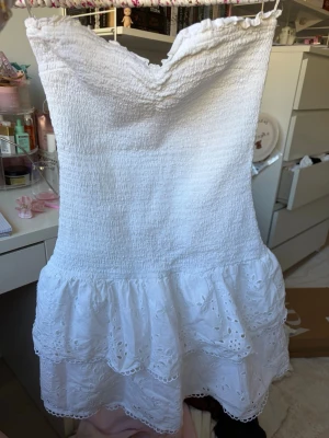 klänning från gina tricot - perfekt klänning för sommaren och konfirmation