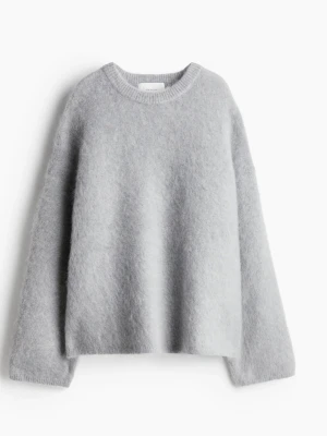 Grå stickad tröja H&M Edition XS - Jag säljer en supermjuk, superfin och fluffig ljusgrå stickad tröja från New Edition. Rund halsringning och långa ärmar med ribbade muddar. Perfekt för att hålla dig varm och snygg under kyliga dagar. Använt endast en gång och i mycket bra skick. Nypris runt 600-700 kr.