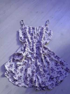 Jumpsuit - Säljer denna jättesöta jumpsuit som ser ut som en klänning på! Den är i mycket bra skick! Säljer då jag köpte fel storlek därav hsr jag ingen bild med den på! Lappen är bortklippt men jag skulle säga storlek M/L