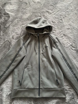 Boss tröja - Säljer en boss tröja i bäst skick inget fel med den storlek S. 