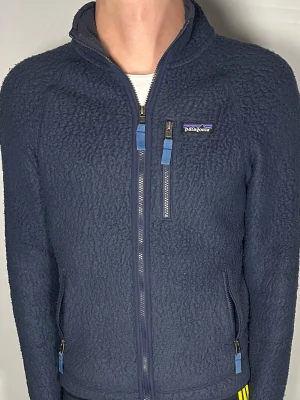 Patagonia fleece jacka - Säljer en ritkigt snygg och trendig Patagonia fleece jacka i fint skick, storlek S, vid frågor är det bara att skriva //Gramenti