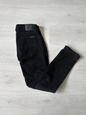 Nudie 31/30 Reserverat  - Ett par riktigt feta Nudie jeans! De är i mycket bra skick och utan defekter:)  Skriv vid frågor och kolla gärna in min profil för fler jeans o kläder. Vid köp av fler plagg kan att schysst paketpris fixas:)