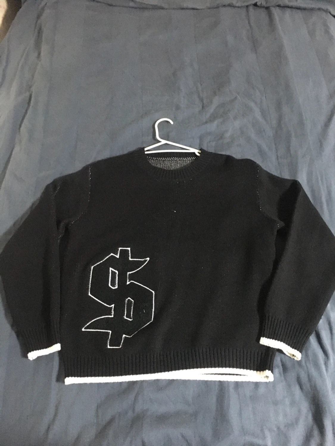 Svart stickad tröja med tryck - 1