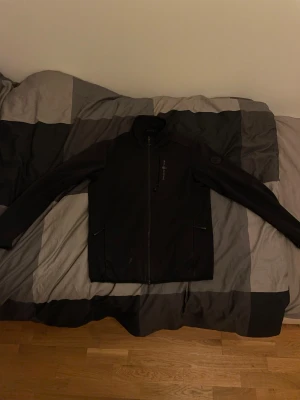 Sailracing Jacka - Säljer en riktigt fet, hållbar och exklusiv jacka från Ssil racing. Köpt från Johnells (butik). Den är sparsamt använd och är i bra skick. Hör av dig vid minsta lilla fundering.