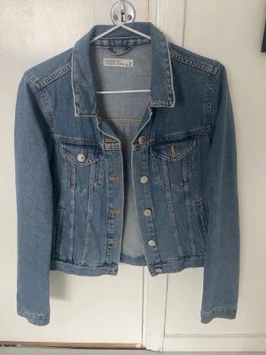 Jeansjacka - Köpt på plick, inga defekter 