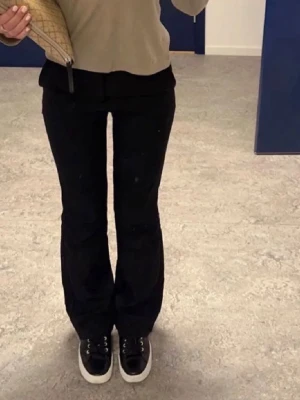 Lågmidjade kostymbyxor  - Säljer dessa trendiga kostymbyxor från Bikbok. Längden är short.