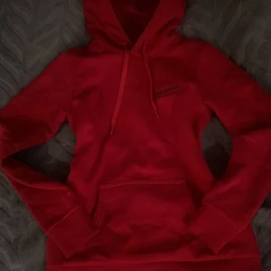 Röd hoodie från Peak Performance - Snygg röd hoodie från Peak Performance med klassisk huva och dragsko. Använd 2 gånger, köptes för 1100kr. Pris kan diskuteras 