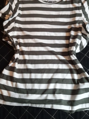 Grå och vita ränder top from Amisu  - Stylish in details and brand new top from Amisu. Light-gray and white striped pattern.  Size M.