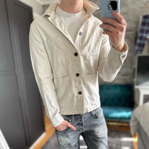 Linneovershirt - Bra skick, defekter sista bilderna! Passar dig som är mellan 175-185cm ungefär. Modellen är 185 cm, 75kg. Passar bra nu till våren! Linne+Bomull. Skriv för mer information!🤝